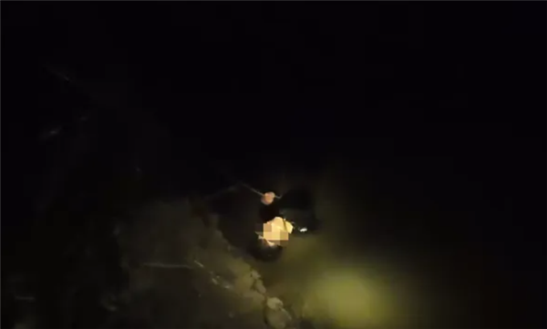 男子失眠 凌晨4点桥边刷手机不慎落水 外卖小哥出手相救