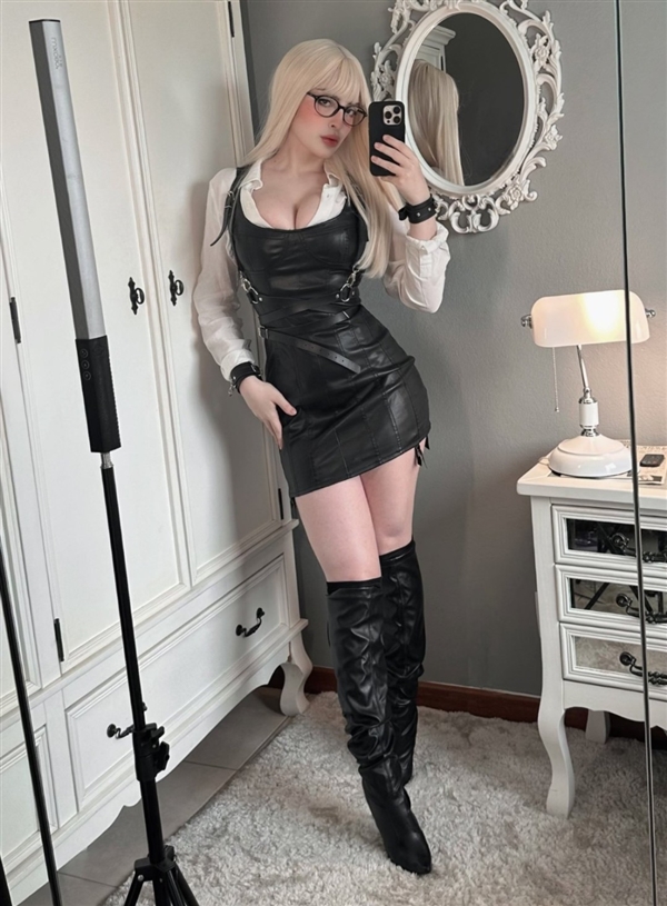 国外美女Cos《艾尔登法环》玛莉卡：气质优雅