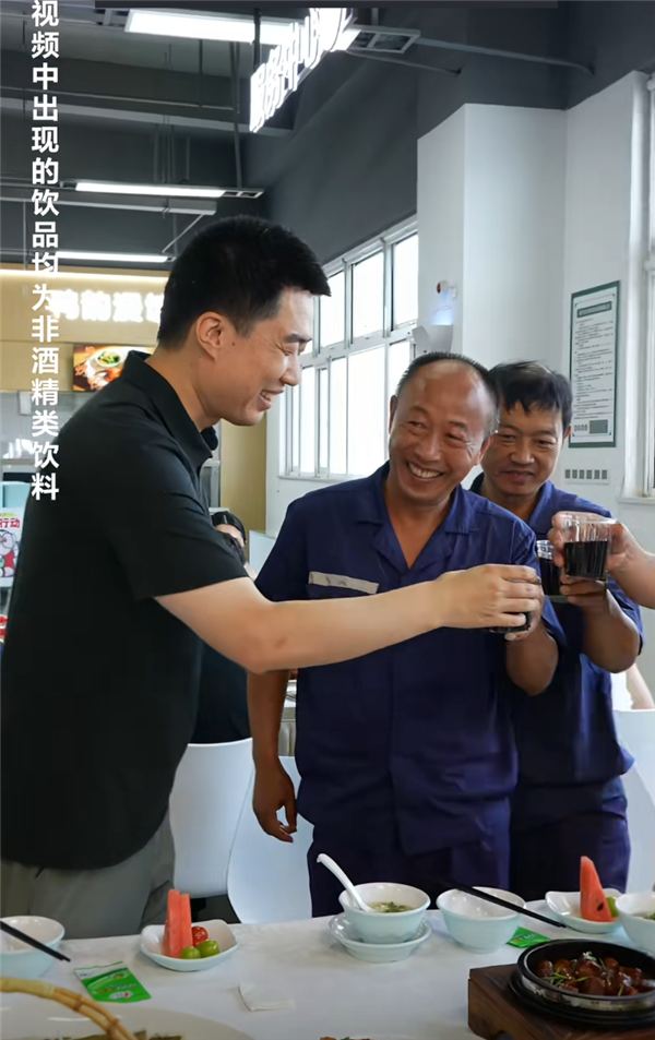 杯酒泯恩仇！李想和乘龙卡车司机饭桌上碰杯：现实中咱就不碰了
