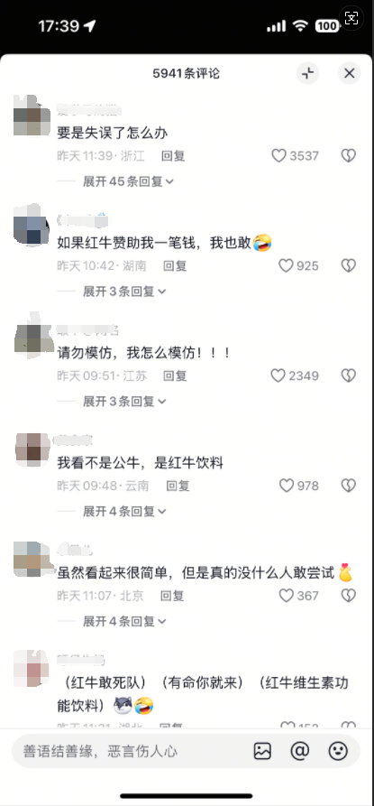 德国摩托车手在行驶的卡车上表演特技:跨越40米距离 后空翻越过9米护栏