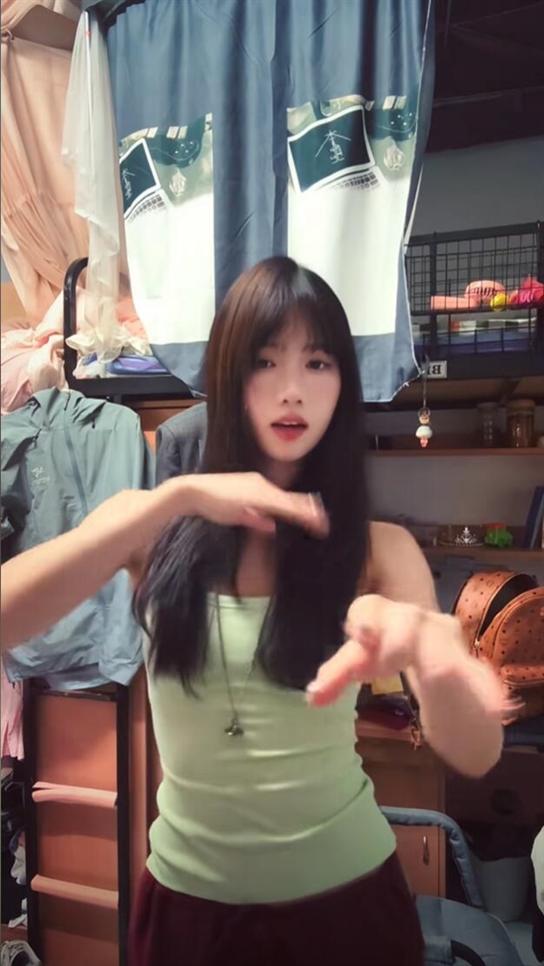 清华跳高冠军邵雨琪因高颜值出圈 网友：长得好看 体育还好