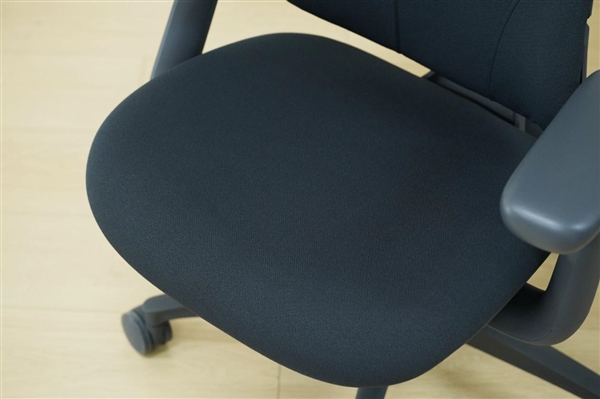 全球首款动态人体工学椅！清闲Libernovo图赏