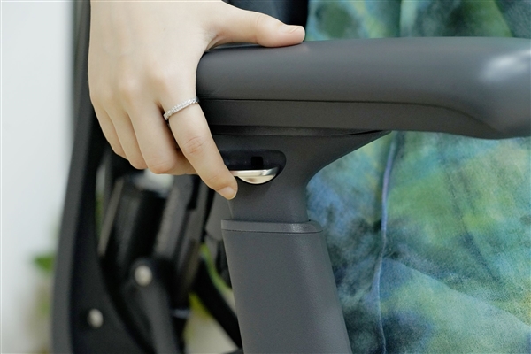 全球首款动态人体工学椅！清闲Libernovo图赏