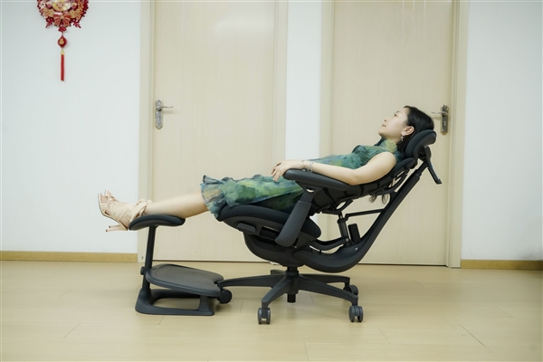 全球首款动态人体工学椅！清闲Libernovo图赏