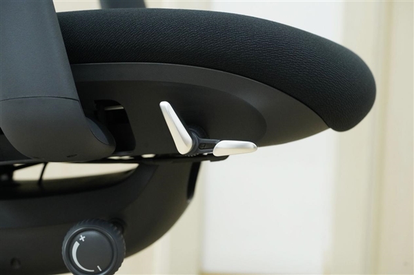 全球首款动态人体工学椅！清闲Libernovo图赏