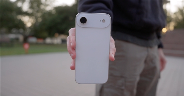 致敬苹果 曝国产新机外观神似iPhone 17 Air