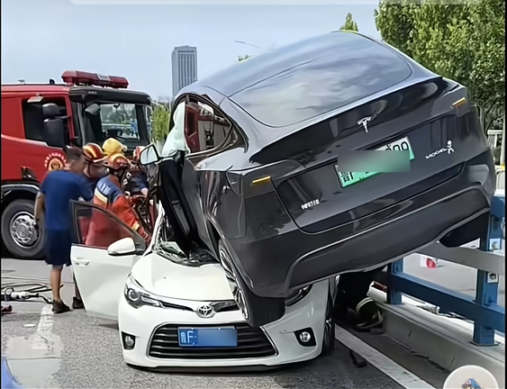 烟台一特斯拉起飞砸向雷凌 后者被压趴在地 受损严重