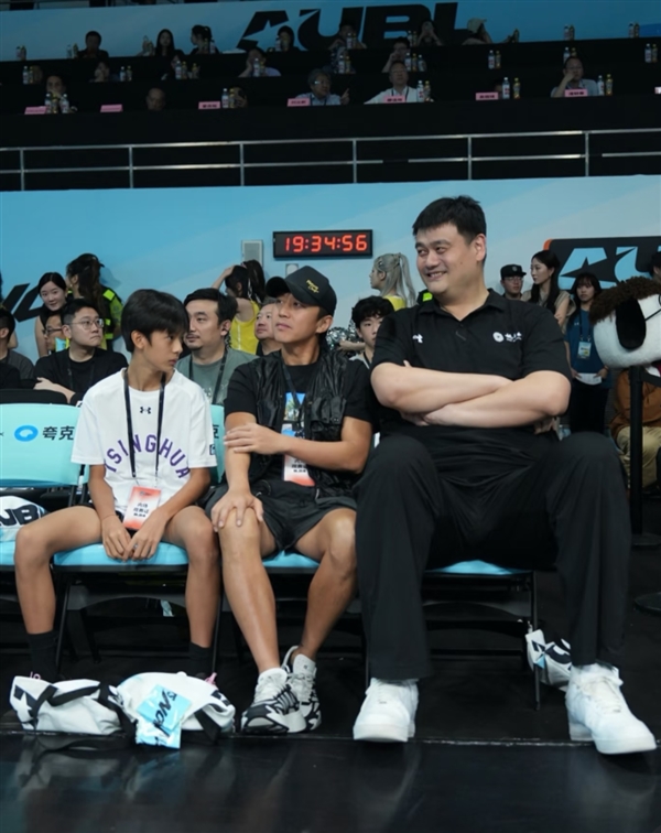 邓超带儿子和姚明坐一起看球 网友：好像手机信号标志