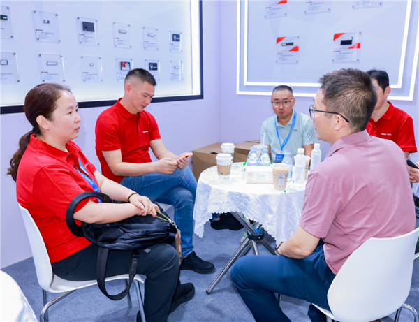 绿色+AI双管齐下 金士顿闪亮2025深圳国际电子展