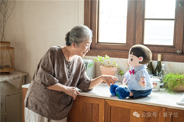 韩国给独居老人发AI娃娃 有人表示以后要跟娃娃一起安葬