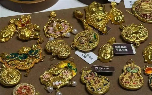 几十元戴金灿灿首饰 紧急提醒:长期佩戴或致中毒