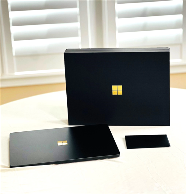 微软走过半个世纪：老外开箱Surface Laptop 50周年纪念版