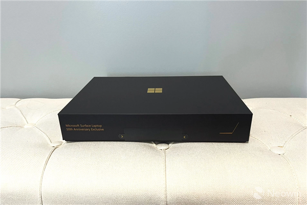微软走过半个世纪：老外开箱Surface Laptop 50周年纪念版