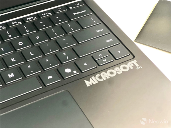 微软走过半个世纪：老外开箱Surface Laptop 50周年纪念版
