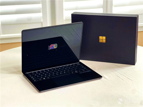 微软走过半个世纪：老外开箱Surface Laptop 50周年纪念版