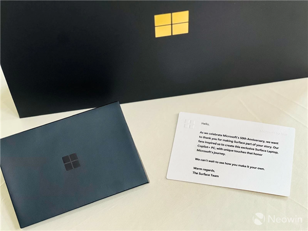 微软走过半个世纪：老外开箱Surface Laptop 50周年纪念版
