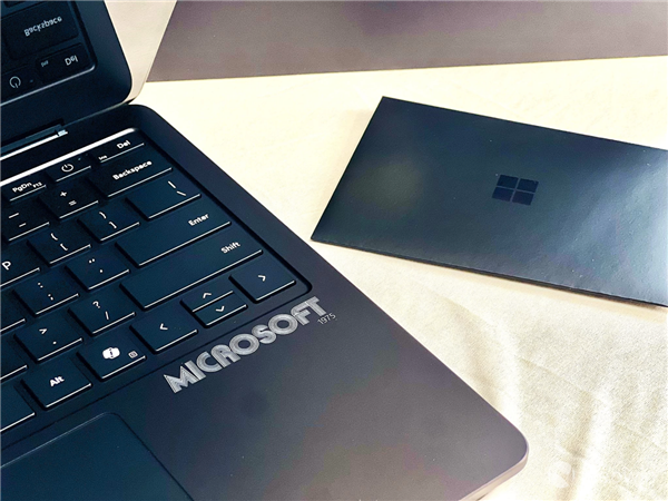 微软走过半个世纪：老外开箱Surface Laptop 50周年纪念版