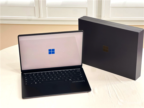 微软走过半个世纪：老外开箱Surface Laptop 50周年纪念版