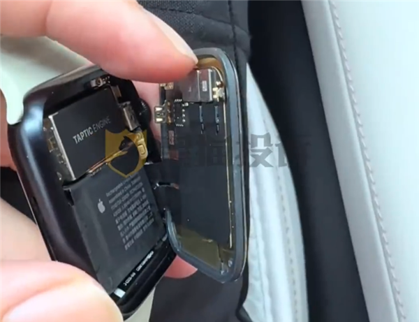 苹果手表游泳后变翻盖手表 网友吐槽:防水质量太差