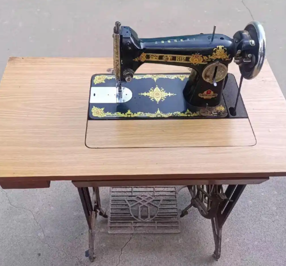 老式缝纫机还能这么用！开学季家长排长队在裁缝铺缝书