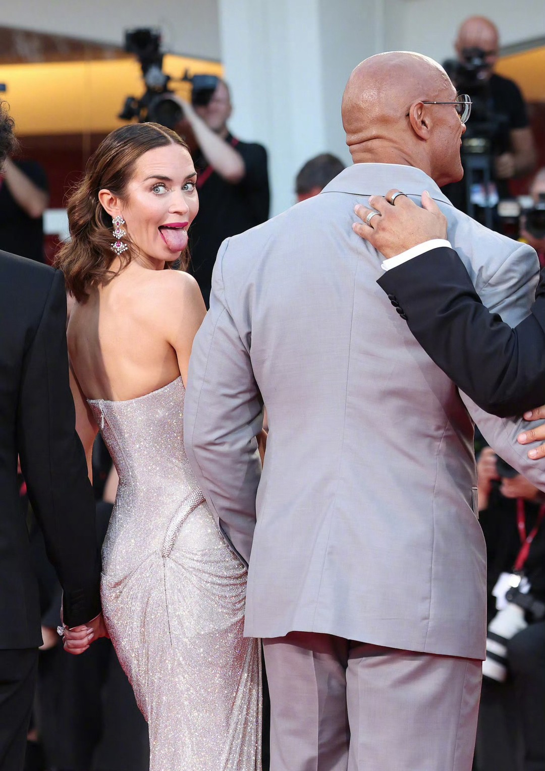 差点认不出来！巨石强森减重60斤、模样消瘦