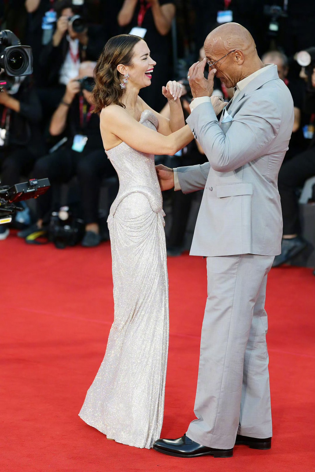 差点认不出来！巨石强森减重60斤、模样消瘦