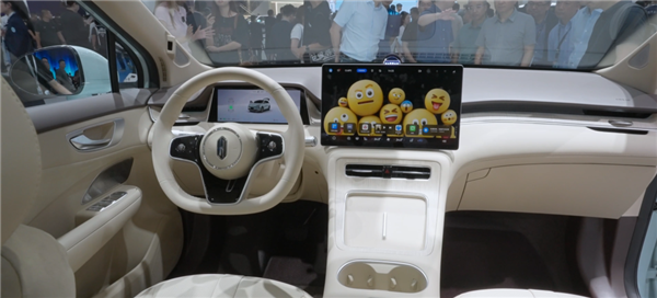 成都车展上的车企卖车有多拼 追到隔壁展台也要我留资