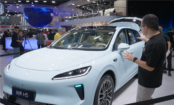 成都车展上的车企卖车有多拼 追到隔壁展台也要我留资