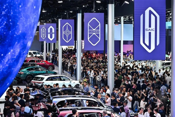 成都车展上的车企卖车有多拼 追到隔壁展台也要我留资