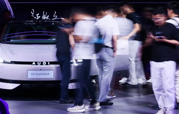 成都车展上的车企卖车有多拼 追到隔壁展台也要我留资