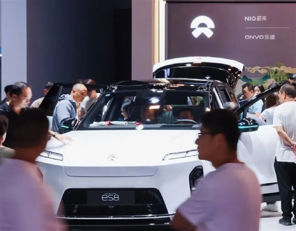 成都车展上的车企卖车有多拼 追到隔壁展台也要我留资