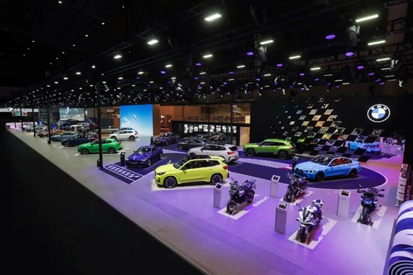 成都车展上的车企卖车有多拼 追到隔壁展台也要我留资