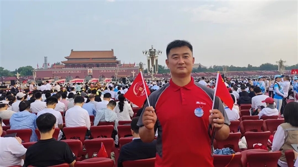 多名京东小哥受邀登上九三阅兵观礼台：荣耀和自豪同在