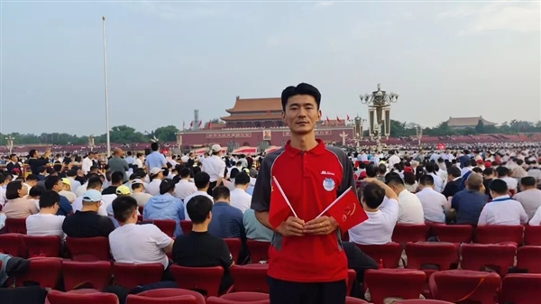 多名京东小哥受邀登上九三阅兵观礼台：荣耀和自豪同在