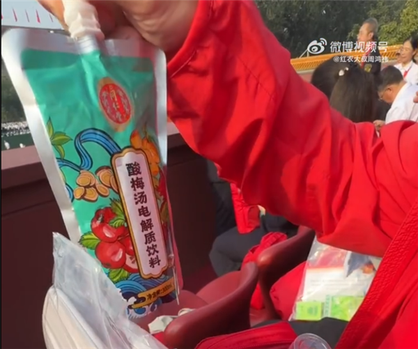 周鸿祎凌晨三点起床奔赴阅兵现场 现场开箱观礼服务包里都有啥