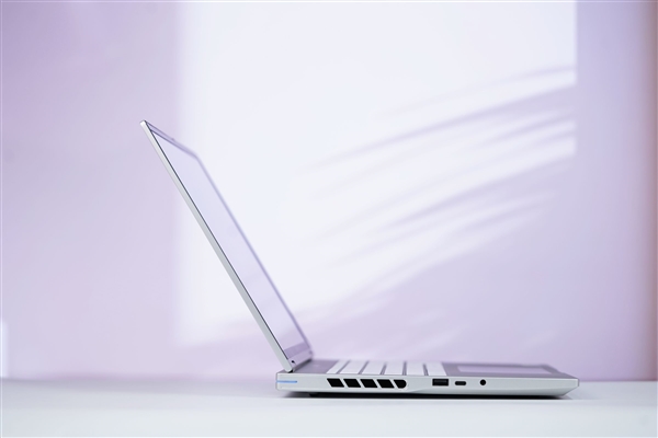 锐龙9 9850HX仅7999元！七彩虹MEOW橘宝R16 Ultra游戏本图赏