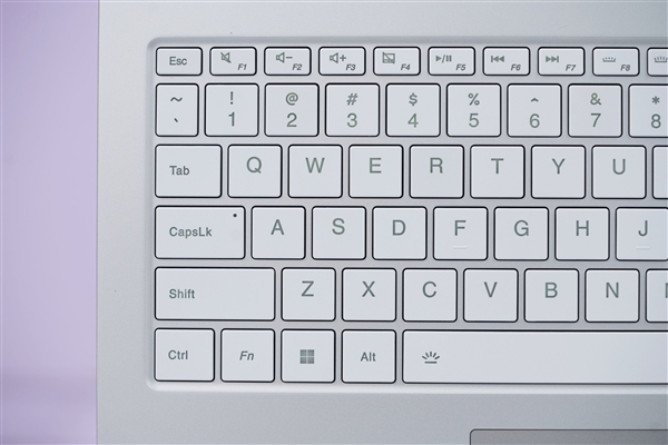 锐龙9 9850HX仅7999元！七彩虹MEOW橘宝R16 Ultra游戏本图赏