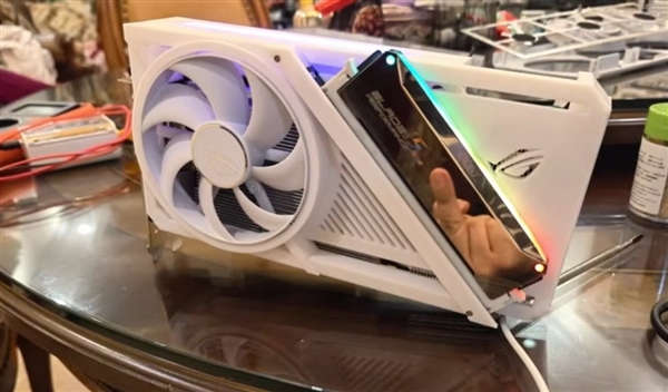全球首个可以插DDR5内存的显卡！可惜只是个摆设