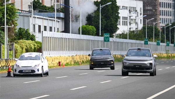 理想AES立功！夜间高速上紧急变道 救了两家人