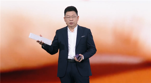全球独此一家三折叠 麒麟9020登上发布会！华为Mate XTs非凡大师正式发布