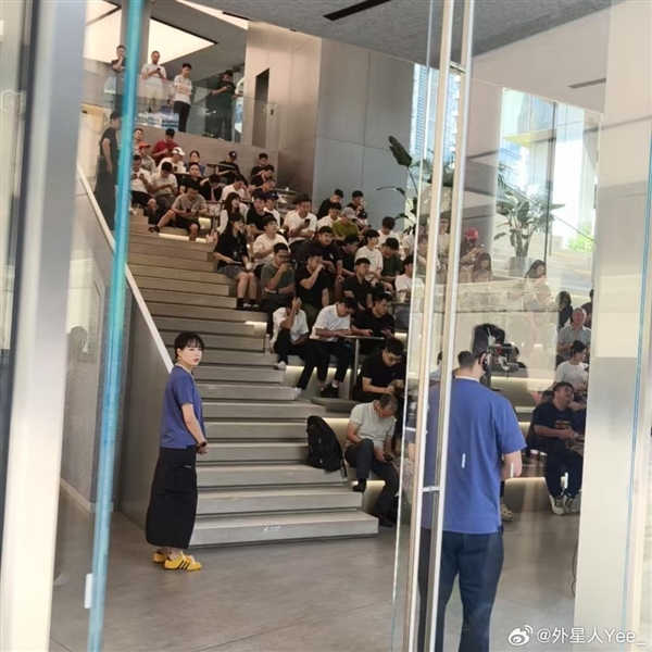 抢到赚到！大量顾客涌入华为门店：等待抢购Mate XTs非凡大师