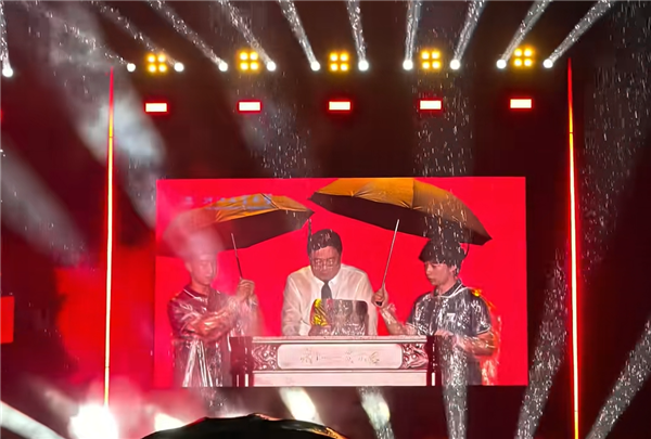 两名新生撑伞精准给校长“浇头” 浙工大回应