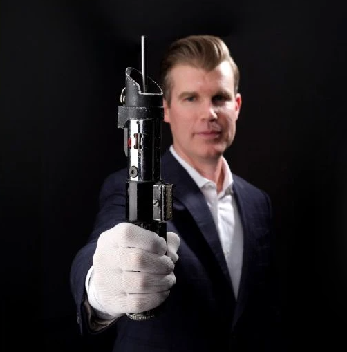 《星球大战》天行者光剑道具拍出365万美元天价 创同系之最