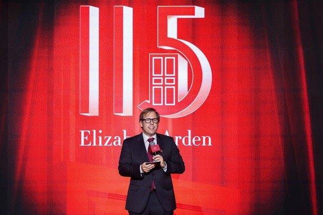 03露华浓集团国际事业部总裁 Charles Waters上台致辞.JPG