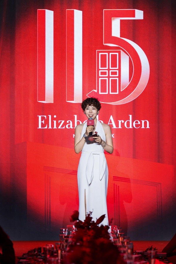 04伊丽莎白雅顿品牌中国总经理Tina Li上台致辞.JPG