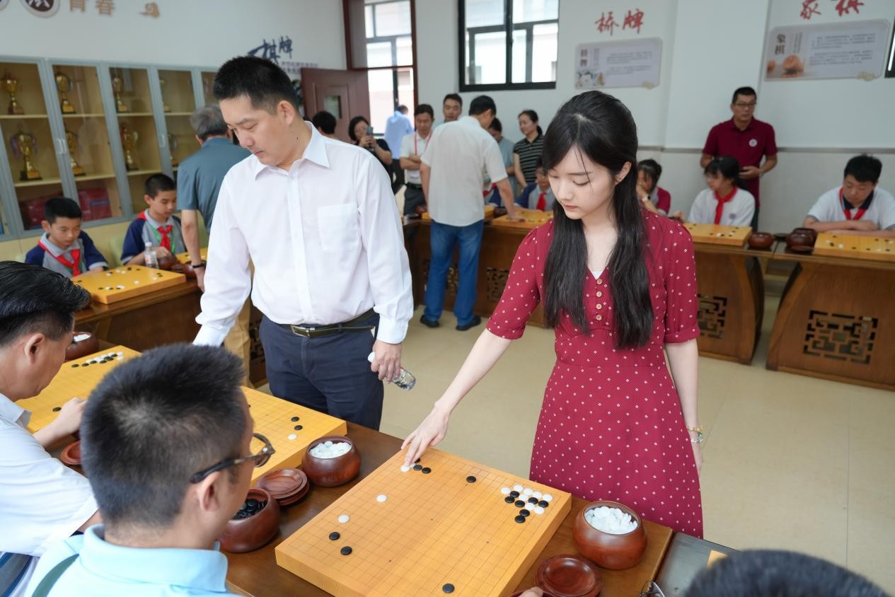 中国围棋协会主席常昊（左一）在指导棋活动现场。中国围棋协会供图
