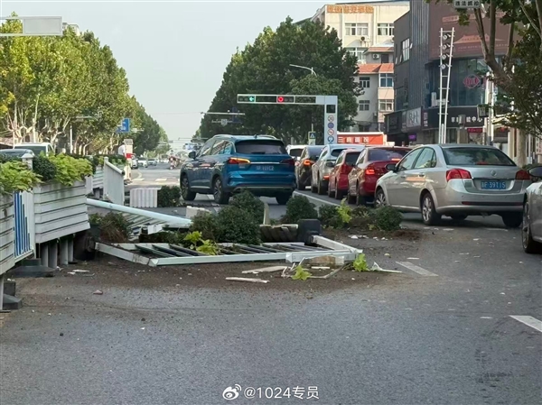 男子带女伴大早上开车撞绿化带 酒精检测超200mg/ml