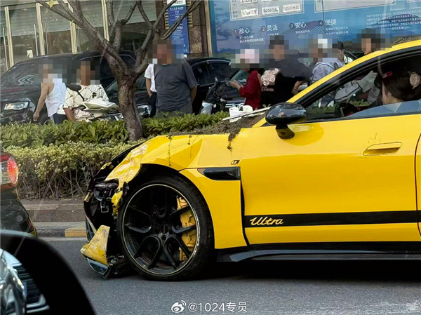 男子带女伴大早上开车撞绿化带 酒精检测超200mg/ml