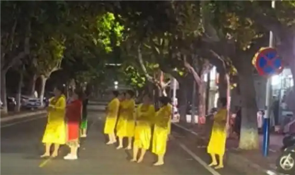 十余名阿姨在马路中央练舞 造车严重堵车引热议：官方回应