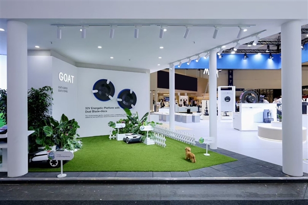 IFA 2025：科沃斯首款无限续航滚筒洗地机器人地宝X11全球亮相